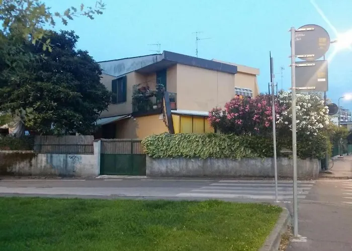 Vicino Allo Stadio Di San Siro E Alla Fiera